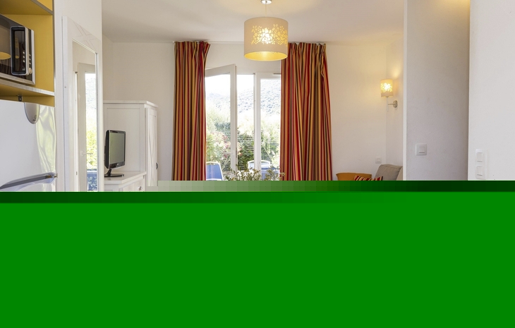 Helles Wohnzimmer mit Esstisch, gedeckt für Frühstück, und Balkonzugang.