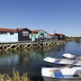 Boote vor bunten Hütten am Wasser auf der Île d'Oléron.