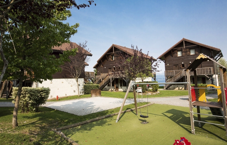 Ferienchalets mit Spielplatz im Grünen bei Evian-les-Bains.