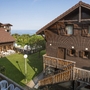 Holzchalets mit Balkon und Garten in Évian-les-Bains bei sonnigem Wetter.