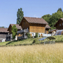 Chalets in Evian-les-Bains umgeben von Bäumen und Wiesen.