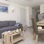 Wohnzimmer mit Sofa, Esstisch und Dekorationen in einer Ferienwohnung.