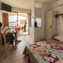 Studio mit Doppelbett, Tisch, Stühlen und Balkon in der Résidence Agathea, Cap d'Agde.