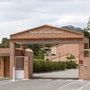 Eingang der Résidence Perles de Saint-Tropez in einer mediterranen Umgebung.