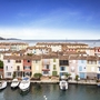 Blick auf bunte Häuser und Boote am Hafen von Port Grimaud.