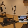 Fitnessraum mit verschiedenen Trainingsgeräten.