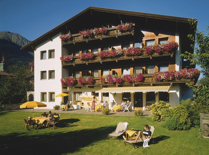 Hotel Eschenhof in Fulpmes, Alpenhaus mit Blumenbalkonen und Garten im Stubaital.