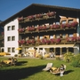 Hotel Eschenhof in Fulpmes, Alpenhaus mit Blumenbalkonen und Garten im Stubaital.