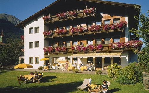 Hotel Eschenhof in Fulpmes, Alpenhaus mit Blumenbalkonen und Garten im Stubaital.