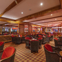 Hotelbar mit roten Sesseln und Holzelementen im IFA Hotel Alpenrose.