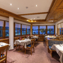 Gemütliches Restaurant mit gedeckten Tischen und alpenländischem Stil.