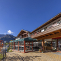 Hotel Alpenrose im Sonnenschein vor Bergkulisse in Mittelberg, 2026.