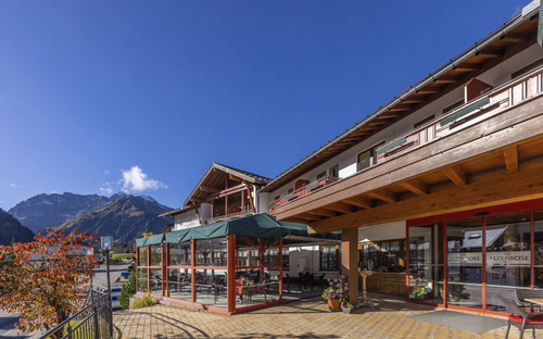 Hotel Alpenrose im Sonnenschein vor Bergkulisse in Mittelberg, 2026.