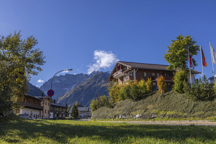 Hotel Alpenrose in bergiger Landschaft bei sonnigem Wetter.