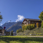 Hotel Alpenrose in bergiger Landschaft bei sonnigem Wetter.