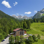 Landschaft mit IFA Breitach Apartments in den österreichischen Alpen bei Mittelberg.