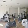 Fitnessraum mit verschiedenen Trainingsgeräten.