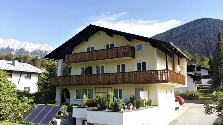 Appartementhaus mit Balkonen und Bergblick in Obsteig, Österreich.