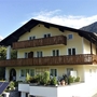 Appartementhaus mit Balkonen und Bergblick in Obsteig, Österreich.