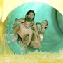 Kinder rutschen lachend eine Wasserrutsche hinunter.