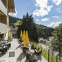 Terrasse des Wanderhotels Erika mit Blick auf die Berge in Wagrain bei Sonnenschein.