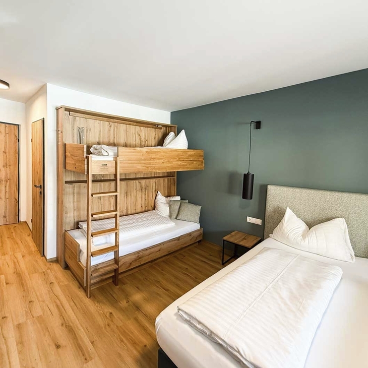 Zimmer mit Etagenbett und Einzelbett im Wanderhotel Erika in Wagrain.