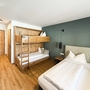 Zimmer mit Etagenbett und Einzelbett im Wanderhotel Erika in Wagrain.