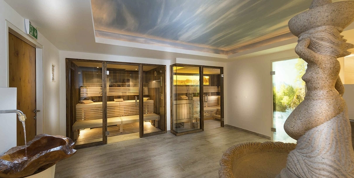 Sauna- und Entspannungsbereich im Wanderhotel Erika mit moderner Einrichtung.