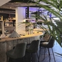 Barbereich mit moderner Einrichtung und hohen Stühlen im Hotel Erika.