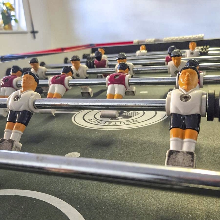Tischkickerspiel im Hotel-Spielzimmer.