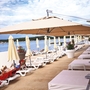 Sonnenliegen und Sonnenschirme am Strand des Belvedere Hotels in Pula.