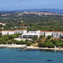Luftaufnahme des Belvedere Hotels in Pula, umgeben von Wald und Küste.