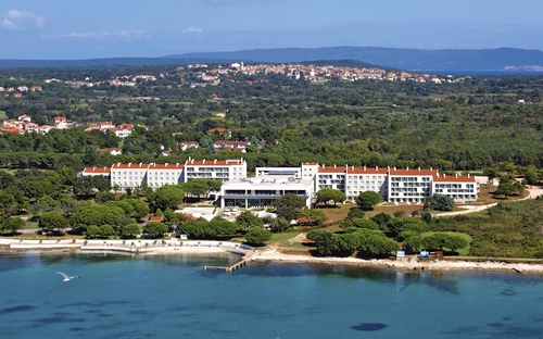Luftaufnahme des Belvedere Hotels in Pula, umgeben von Wald und Küste.