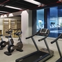 Ein Fitnessraum mit Laufbändern und Fahrradergometern.