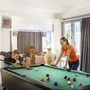 Personen spielen Billard in einem modernen Aufenthaltsraum