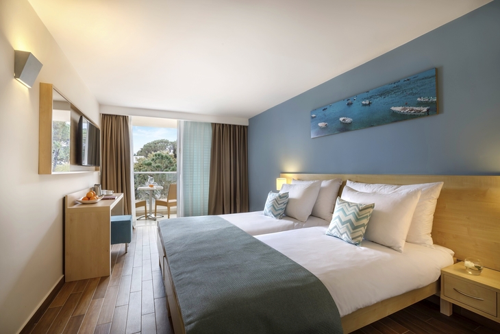 Superior Zimmer mit Balkon im Valamar Rabac Bellevue Resort, modernes Design.