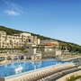 Panoramablick auf das TUI Blue Bellevue Resort mit Pool im Vordergrund.