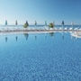 Poollandschaft mit Liegestühlen und Sonnenschirmen am TUI Blue Bellevue Resort.