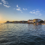 Küstenansicht von Poreč mit Sonnenuntergang und Gebäuden am Wasser.