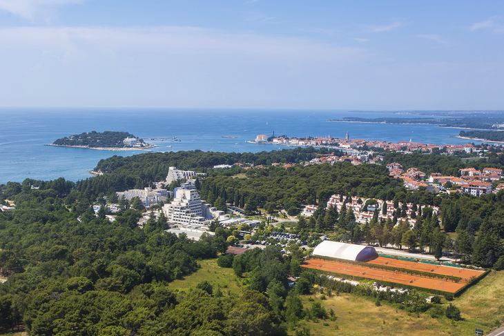 Luftaufnahme des Valamar Diamant Hotels und umliegender Landschaft in Porec, Kroatien.