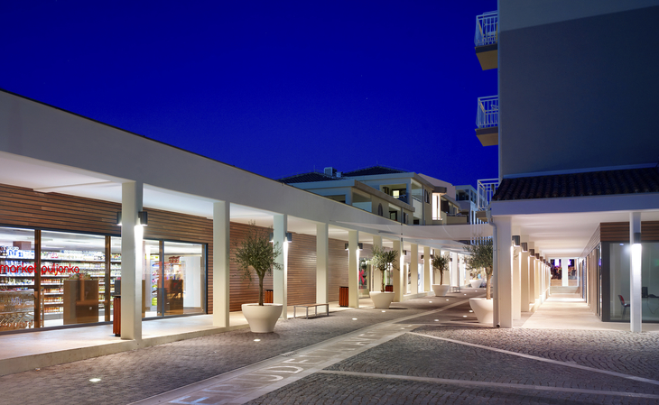 Fußgängerpassage am Abend im Park Plaza Verudela, moderne Architektur, beleuchtet.