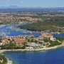 Luftaufnahme von Park Plaza Verudela in Pula mit Küstenblick und umliegender Landschaft.