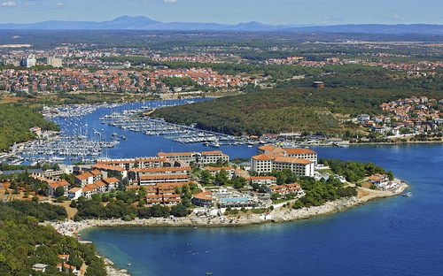 Luftaufnahme von Park Plaza Verudela in Pula mit Küstenblick und umliegender Landschaft.