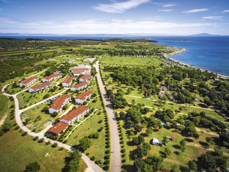 Luftaufnahme des Medulin Resort Kazela mit grüner Landschaft und Küstenlinie.