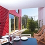 Terrasse mit Tisch, Stühlen und Backsteinfassade im Maistra Rovinj Resort Amarin.
