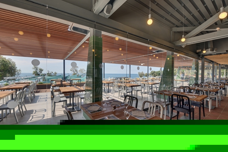 Restaurantterrasse des Resorts Amarin mit Blick aufs Meer.