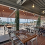 Restaurantterrasse des Resorts Amarin mit Blick aufs Meer.