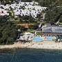 Luftaufnahme eines Resorts mit Pool, Strand und umgebenden Wäldern.