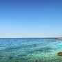 Sandstrand mit klarem, blauem Meer bei Resort Amarin in Rovinj.