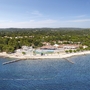 Küstenansicht des Maistra Rovinj Resort mit Strand und blauen Meer.